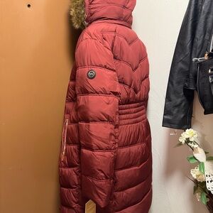 Michael Kors women 1XPlus size maroon down puffer jacket with faux fur hood